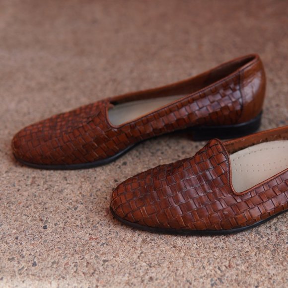 Trotters Liz Woven Leather Flat - Picture 3 of 6